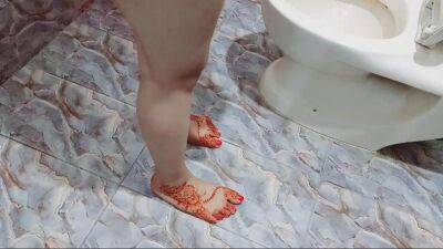 Desi Beautifull Mom Shaving Pussy And Armpits On Eid And Pissing In Bathroom - Pakistan on vidgratis.com