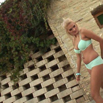 Teeny Bikini Babes showes of her best babes for the guests on vidgratis.com