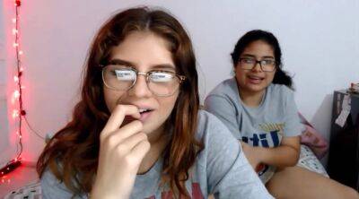 Two nerdy latinas playing with their pussies on cam on vidgratis.com