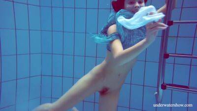 Sexy Tight Teen Marusia Swims Naked Underwater on vidgratis.com