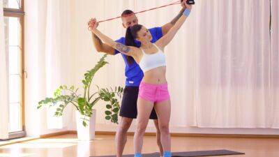 Sporty woman endures personal trainer's dick harder than ever on vidgratis.com