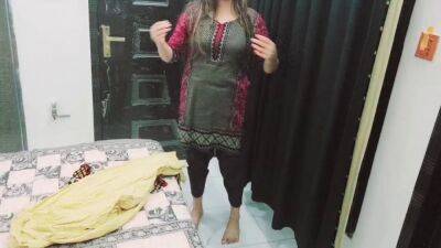 House Wife Changing Clothes Fucked By Cuckold Husband - Pakistan on vidgratis.com