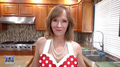 Hot sexy MILF Cindi Sinclair on her knees in the kitchen sucking cock! POVMania on vidgratis.com