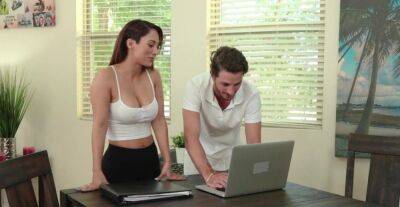 Babe makes choice in favor of fucking her client on vidgratis.com