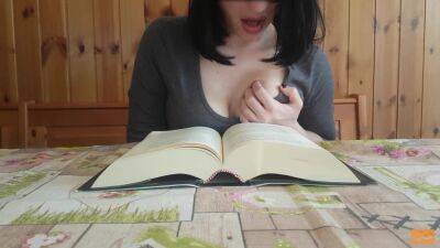 Reading books is so arousing that a brunette orgasms during it - Italy on vidgratis.com