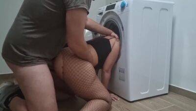 Caught in the washing machine on vidgratis.com