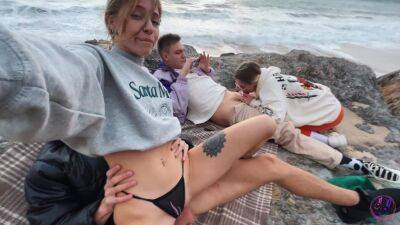 Two couples of perverted friends came to the beach to throw a swinger party - Ukraine on vidgratis.com