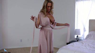 Early in the morning busty horny wife Brandi Love prefers to masturbate on vidgratis.com