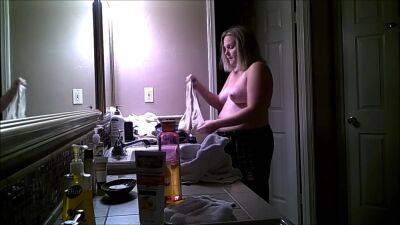 BBW Changing in the Bathroom on vidgratis.com