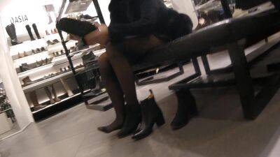 Candid legs in a shoe store - Russia on vidgratis.com