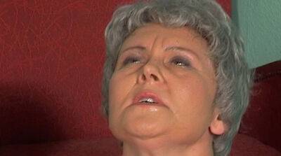 Granny rolls her eyes because a big cock is stuck in her ass on vidgratis.com