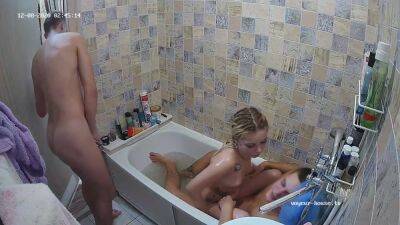 Amateur Teens Threesome on vidgratis.com