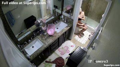 Ipcam American Girls Daily Routine In The Bathroom - Usa on vidgratis.com