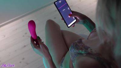 New pink toy turned out to be powerful enough to make the blonde's legs shake in an intense orgasm on vidgratis.com