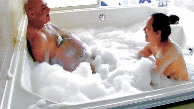 Hot Foamy Jacuzzi Sex With Garabas And Olpr on vidgratis.com