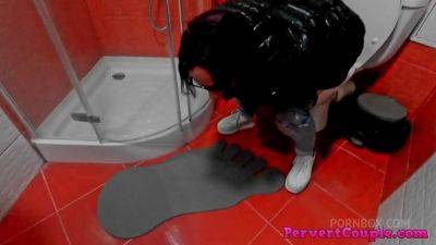 She washes my cock and then she takes deep in her throat and in her other holes - PissVids on vidgratis.com