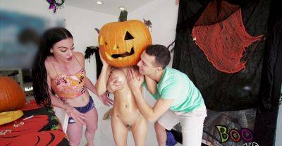 Sexy ass girls turn Halloween party into genuine FFM perversions on vidgratis.com