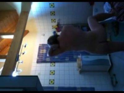 Spying On Mom Shaving Her Body In Bathroom on vidgratis.com