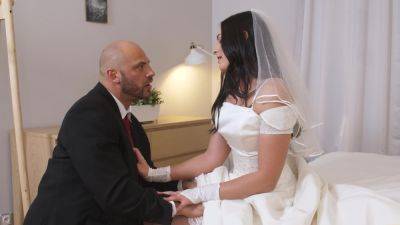 Brunette bride gets intimate with the father-in-law right on her wedding day on vidgratis.com