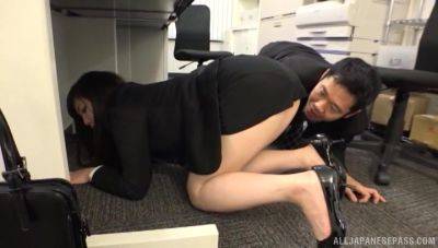 Japanese office broad bends over her thick ass to fuck her boss - Japan on vidgratis.com