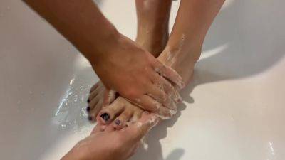 I Went Into The Bathroom And Helped My Stepsister Wash Her Beautiful Feet on vidgratis.com