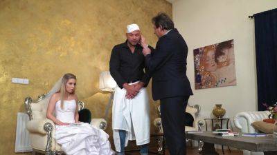 Blonde bride shows her father-in-law what she's capable of on vidgratis.com