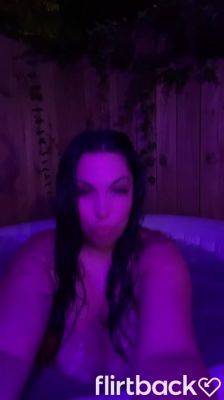 Brunnette flashing her boobs at the hot tub on vidgratis.com