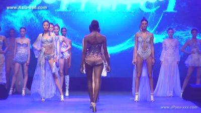 Chinese model in sexy lingerie show.20 - China on vidgratis.com