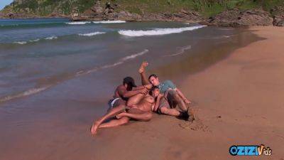 Hardcore Sex On The Beach With A Whorish Brunette on vidgratis.com