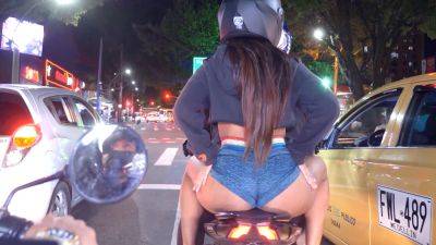 Colombian latina shows off her big ass in public during a motorcycle tour - Colombia on vidgratis.com