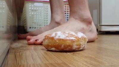 Barefoot Food Trample on vidgratis.com