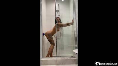 Tattooed teen gril fucking her sex toy in the shower on vidgratis.com