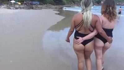 Two hot babes recognized us on the beach and asked for a free sample !!! Paty Butt - Melissa Alecxander - The Toro De Oro - Roberto Alecxander on vidgratis.com
