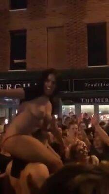 Flashed Titties In Crowd on vidgratis.com