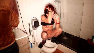 She can't wait for the toilette while they are in a party on vidgratis.com