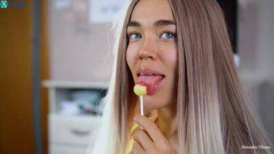 Teen babe can't decide what she likes more - a cumshot or a lollipop on vidgratis.com