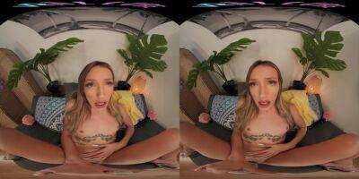 Skinny blonde strips from her bikini and masturbates in VR on vidgratis.com