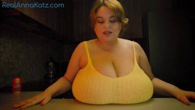 My Tits on Your Table - RealAnnaKatz on vidgratis.com