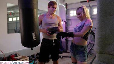 Sporty blonde involves herself in sexual activity with the personal trainer on vidgratis.com