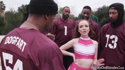 Cheerleader gets sprayed on face by multiple dicks after trying gangbang perversions on vidgratis.com