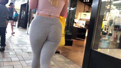 Sexy Blonde bubble in tight leggings on vidgratis.com