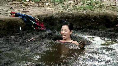 Chelle, Exploring a Bog - Philippines on vidgratis.com