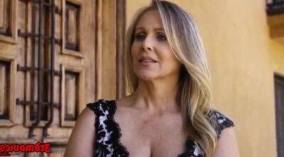 Julia Ann - Large-Bosomed Blondie Mature on vidgratis.com