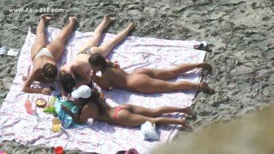 Peeping Naturist Beach.40 on vidgratis.com