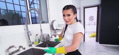 Cleaner with a really hot body is all you really need on vidgratis.com