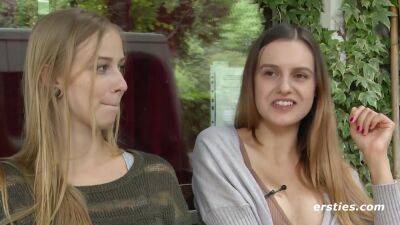 Heiße Österreicherin und heißes bayrisches Madl vergnügen sich vor Kamera - young busty lesbian babes makeout - Germany on vidgratis.com