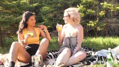 Sexy Lesbian Babes Have Sex Outdoors - Big tits brunette and blonde on vidgratis.com