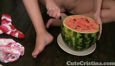 Cute Cristina plays naked with watermelon on vidgratis.com