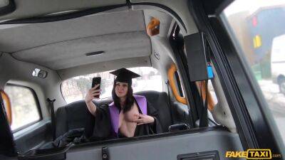 Freshly graduate and she wants to fuck with the cab driver because she has no money on her on vidgratis.com