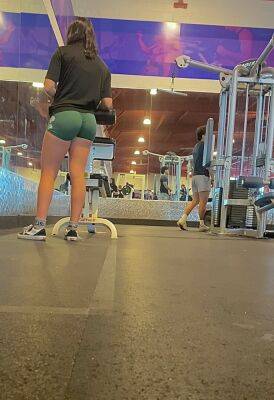 Gym candid booty latina on vidgratis.com